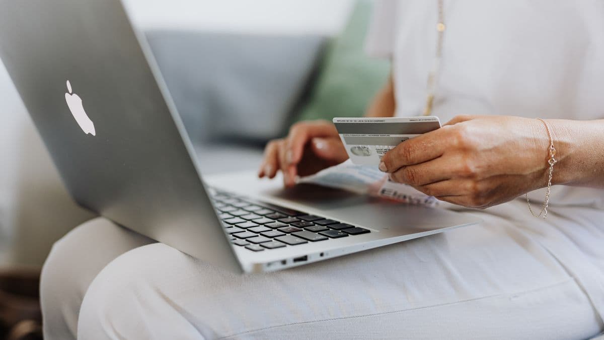 Contactless card payment at a retail counter